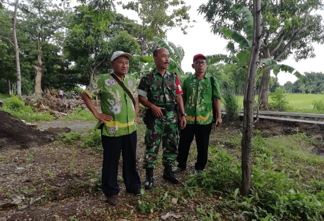Babinsa Koramil 0819/04 Kejayan, Lakukan Minitoring Dana Desa Tahap II Pacarkeling Pasuruan.