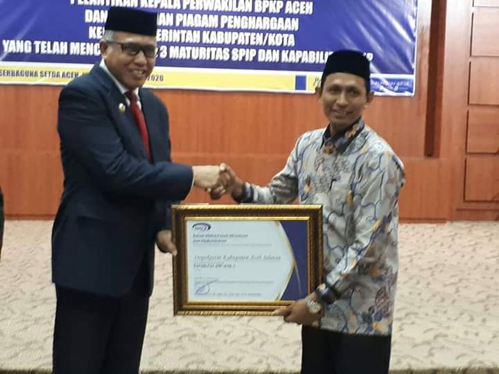 PLT. Bupati Aceh Selatan Terima Penghargaan Dari BPKP, Piagam Diserahkan Oleh PLT Gubernur Aceh. 