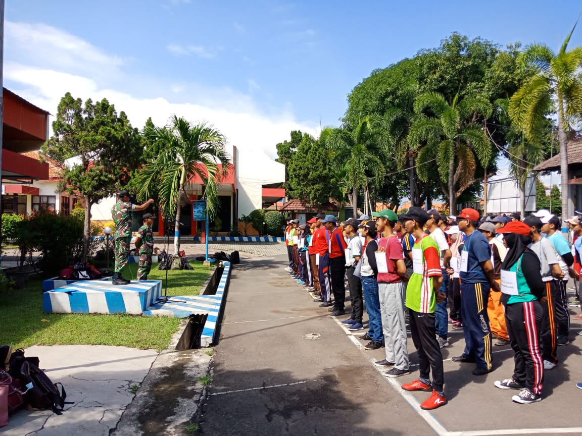 Bentuk Karakter Generasi Muda, Babinsa Kebonwaris Berikan Latihan FMD.