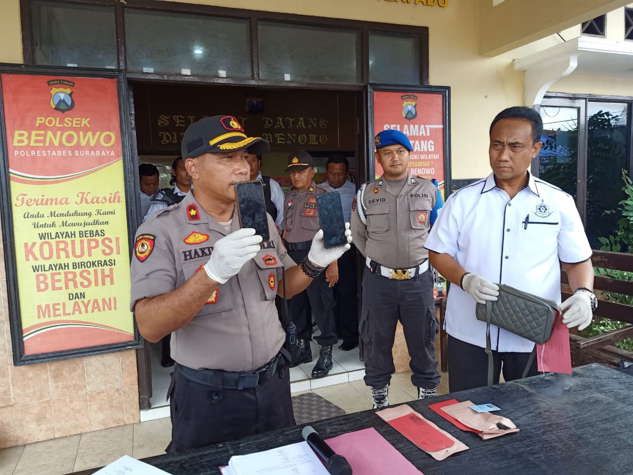 Pelaku Jambret Osowilangon Babak Belur Dihajar Massa, Ditembak Petugas Karena Kabur Saat Dikeler. 
