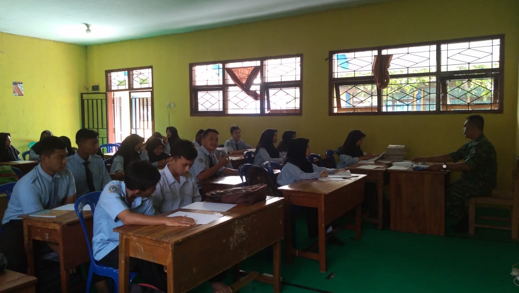 Babinsa Koramil Winongan, Beri Pelajaran Kewiraan dan Disiplin Pada Siswa SMKN.