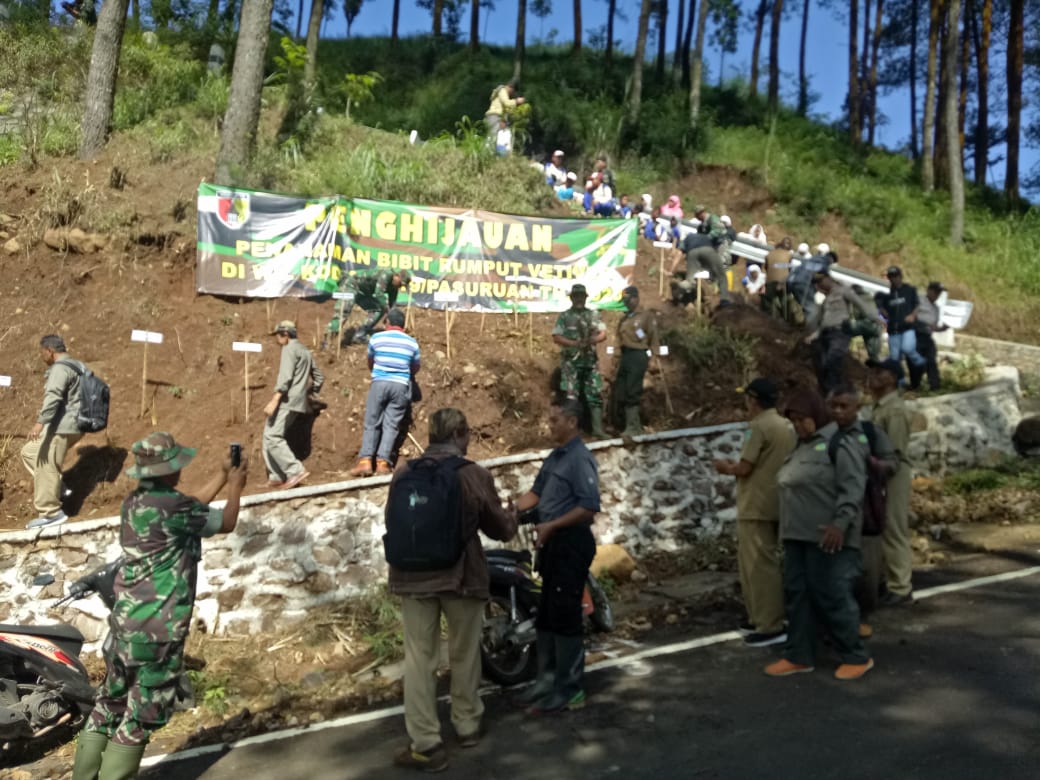 Antisipasi Tanah Longsor, Kodim 0819/Pasuruan Tanam Rumput Vetiver di Desa Tlogosari. 