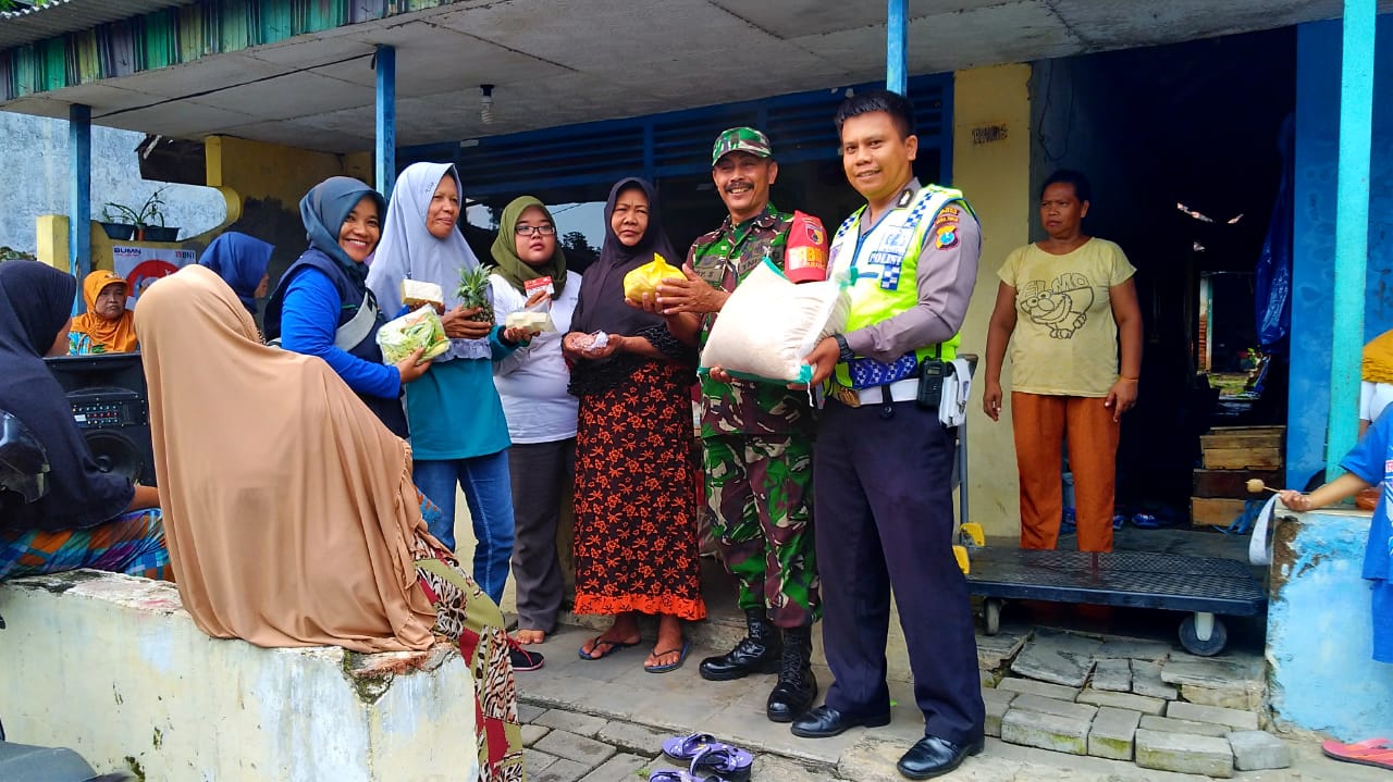 Babinsa Koramil 25/Gading Rejo Kodim 0819 Pasuruan, Beri Bansos Sembako Pada Warga Kurang Mampu.