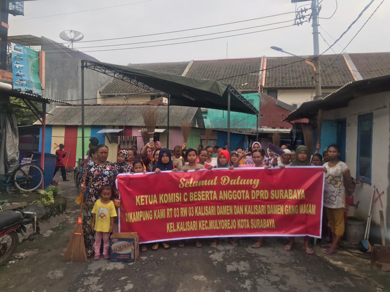 Sambut Kedatangan Komisi C DPRD Surabaya, Warga Kalisari Damen Gang Makam Bentangkan Spanduk.