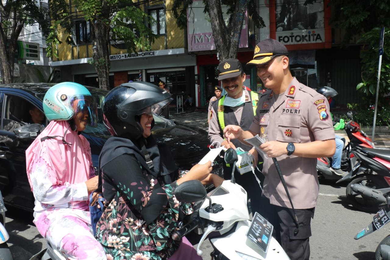 Antispasi Penyebaran Corona, Kapolres Gresik Bagikan Masker Gratis.