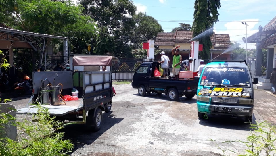 Tanpa Suport Dari Pemdes, Arpas dan Rapel Semprot Lingkungan Dengan Disinfektan.