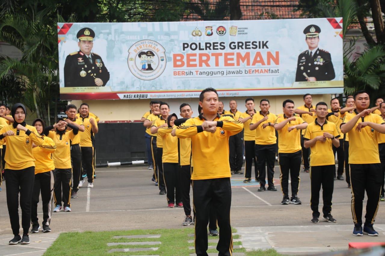 Kapolres Gresik Ajak Anggota Olah Raga Bersama, Tak Lupa Terapkan Pyisikal Distance.