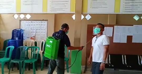 Antisipasi Virus Corona, Desa Belikterus Lakukan Semprotan Disinfektans.