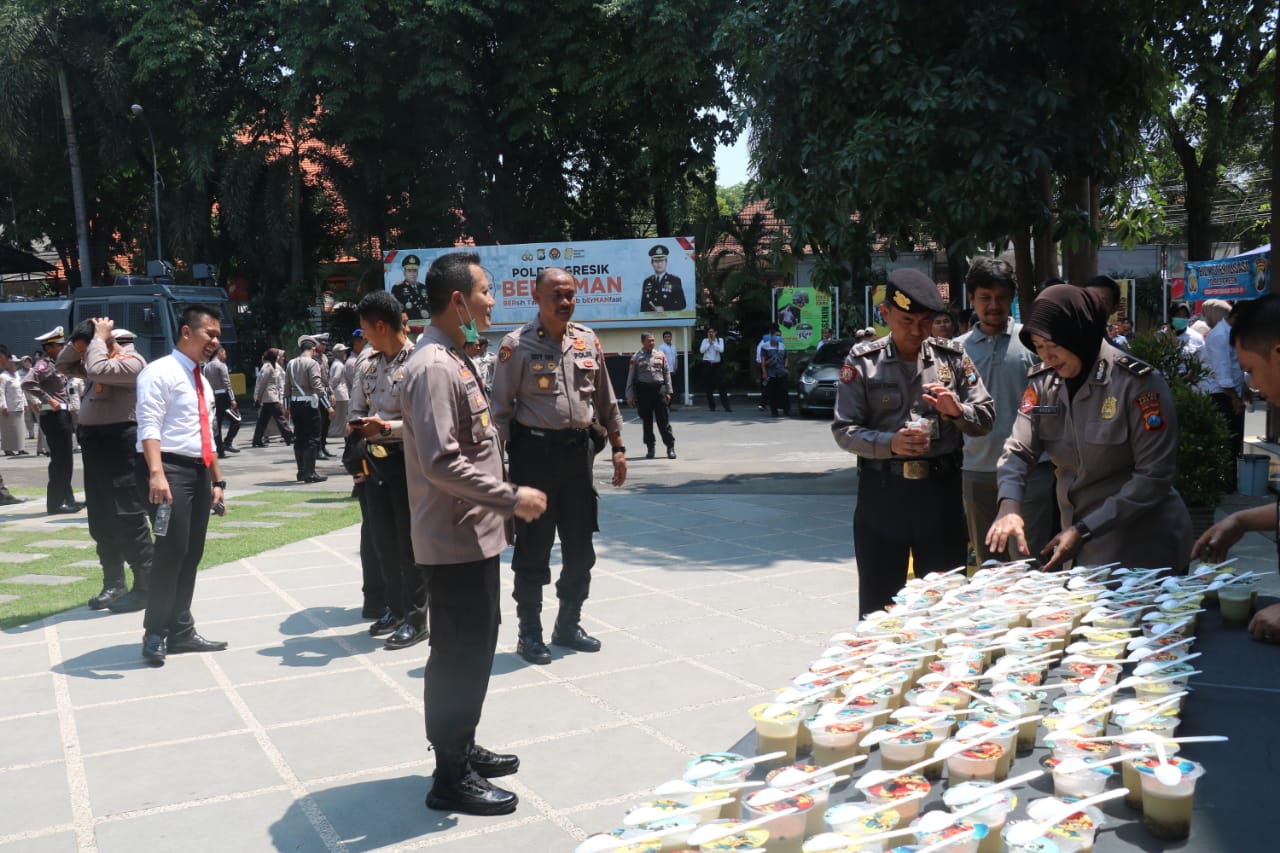 Jaga Imunitas Untuk Cegah Covid-19, Kapolres Gresik Bersama Anggota Berjemur di Mapolres Pukul 10 Pagi Tadi. 
