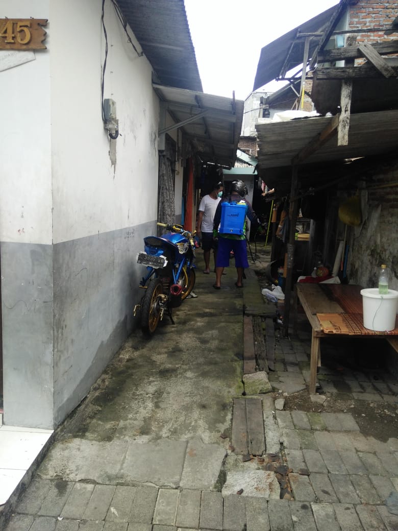 Warga Surabaya Swadaya Semprot Kampung, Cegah Penularan Corona.