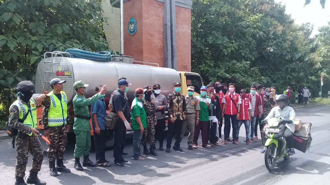 Cegah Penularan Covid-19, Kades Sumberdadi Ajak Semua Elemen Semprotkan Desinfektan.