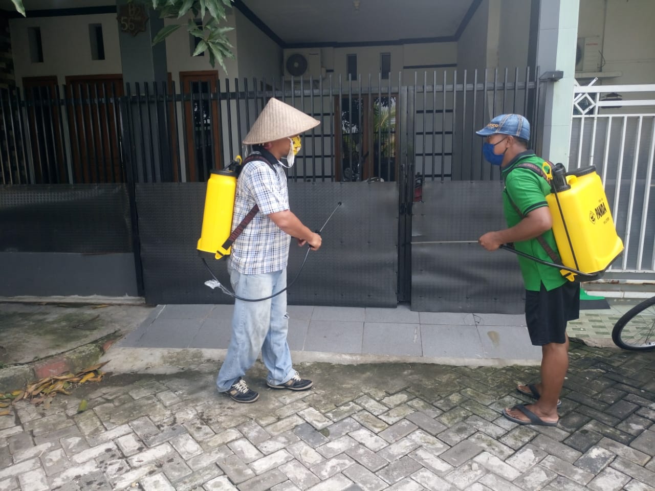 Cegah Corona, Gunakan Alat Semprot Swadaya, Warga RT 7 RW 10 Semprot Disinfektan ke Perumahan Star Safira.
