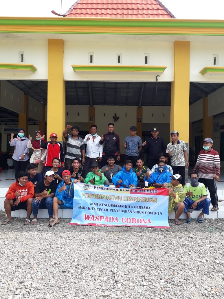 Cegah Penyebaran Covid-19, Desa Balongmojo Lakukan Semprotan Disinfektan Mandiri.
