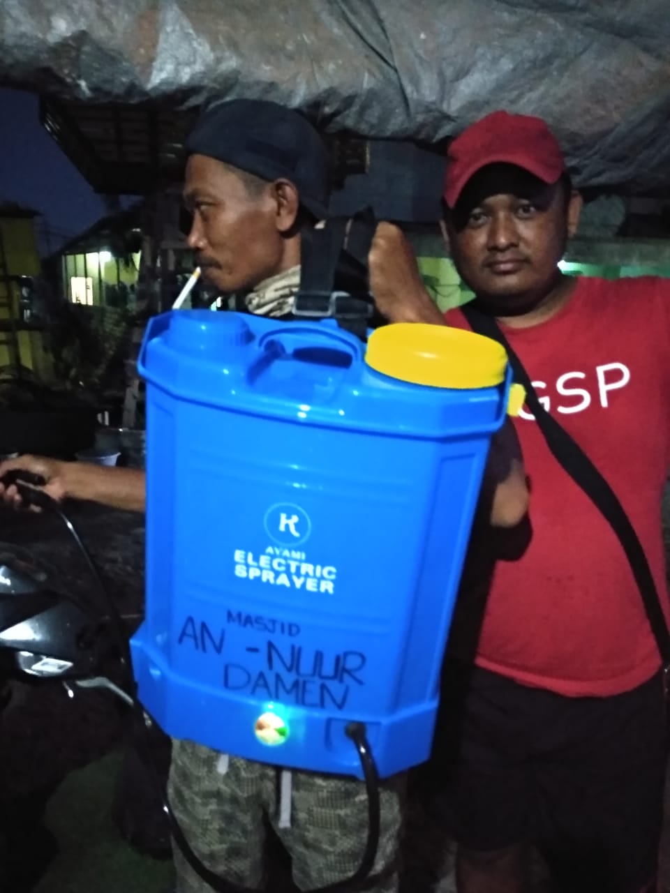 Meski Minim Peralatan, Warga Kalisari Damen dan Gang Makam Lakukan Penyemprotan Disinfektan.