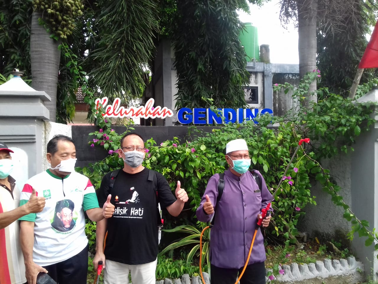 Golkar Gresik Peduli, Lakukan Semprotan dan Bagi-Bagi Kan Masker