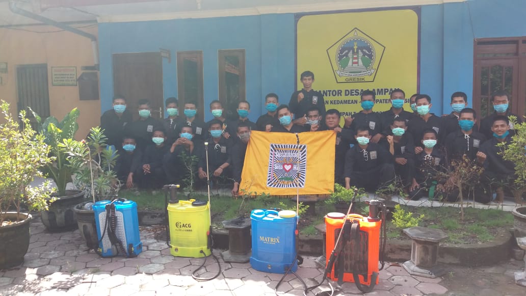 Cegah Penyebaran Covid-19. Kades Lampah Beserta Perangkat Dan Pemuda Lakukan Penyemprotan Disinfektan.