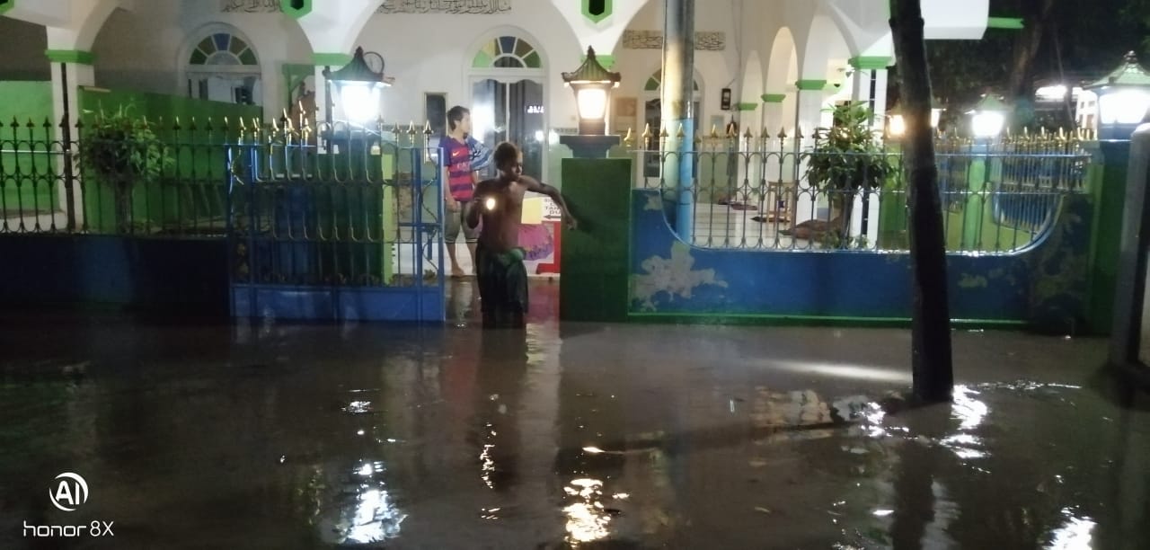 Akibat Sungai Welang Meluap, Babinsa Dari Koramil 0819/12 Rembang Tinjau Lokasi Banjir.