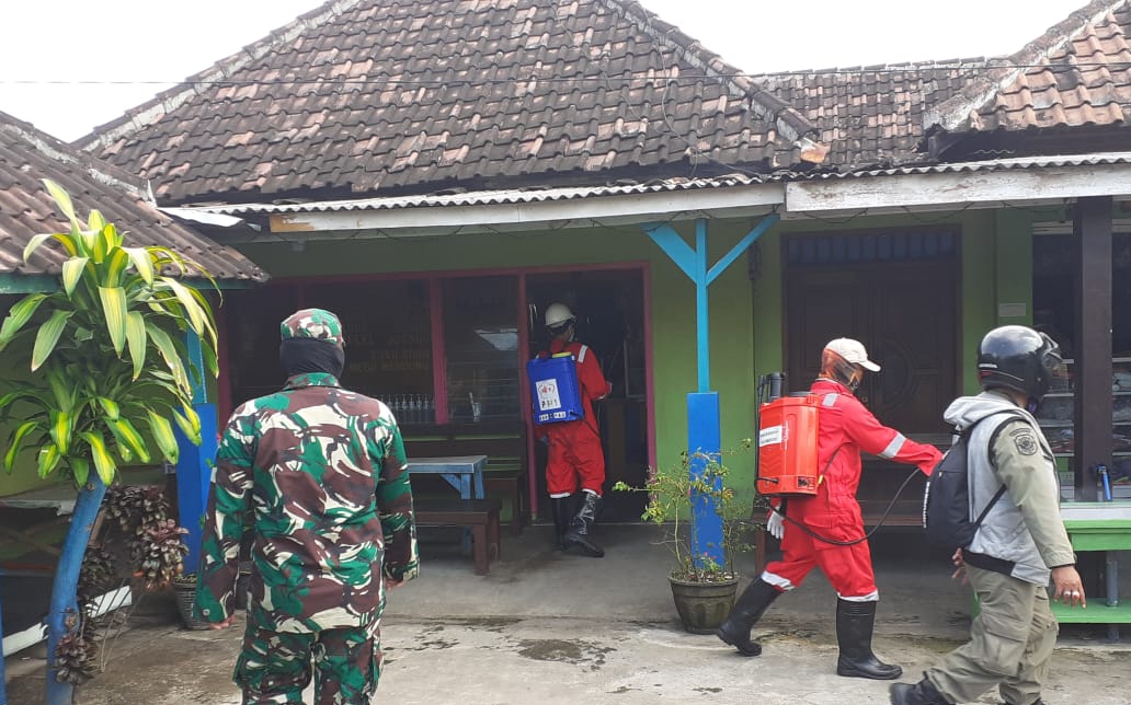Babinsa Dampingi Satgas Gugus Tugas Covid-19. Lakukan Penyemprotan Disinfektan.