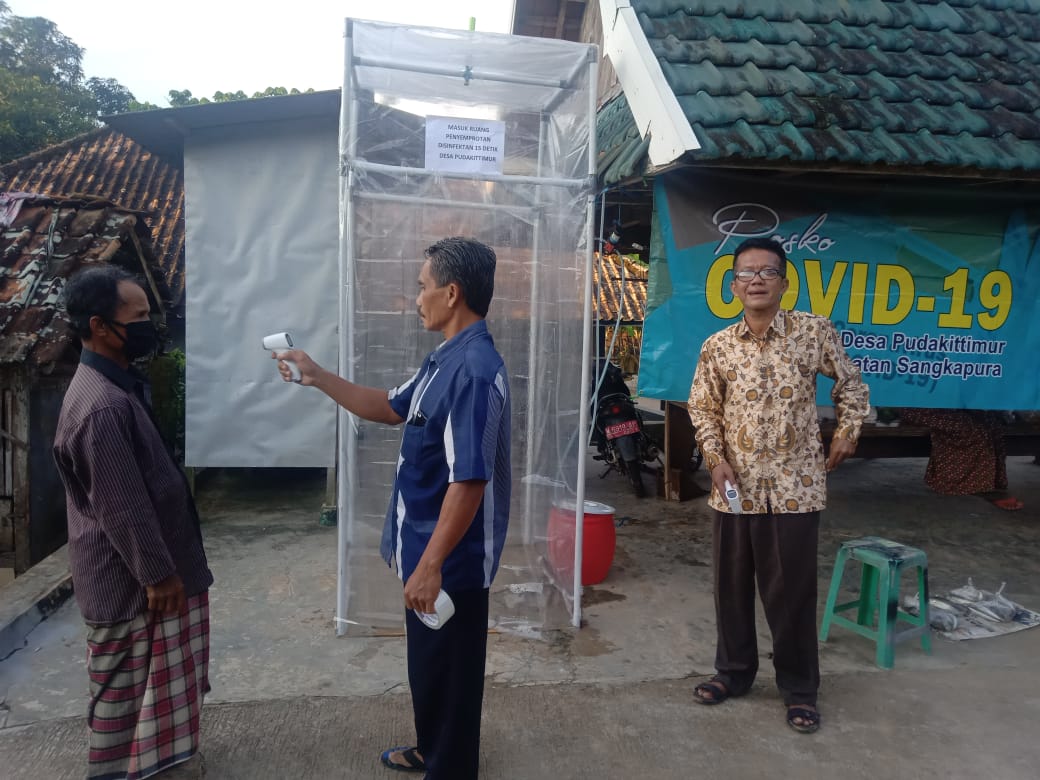 Proteksi Warganya Dari Covid-19. Pemdes Pudakit Timur Bagikan Masker dan Intens Penyemprotan Disinfektan.