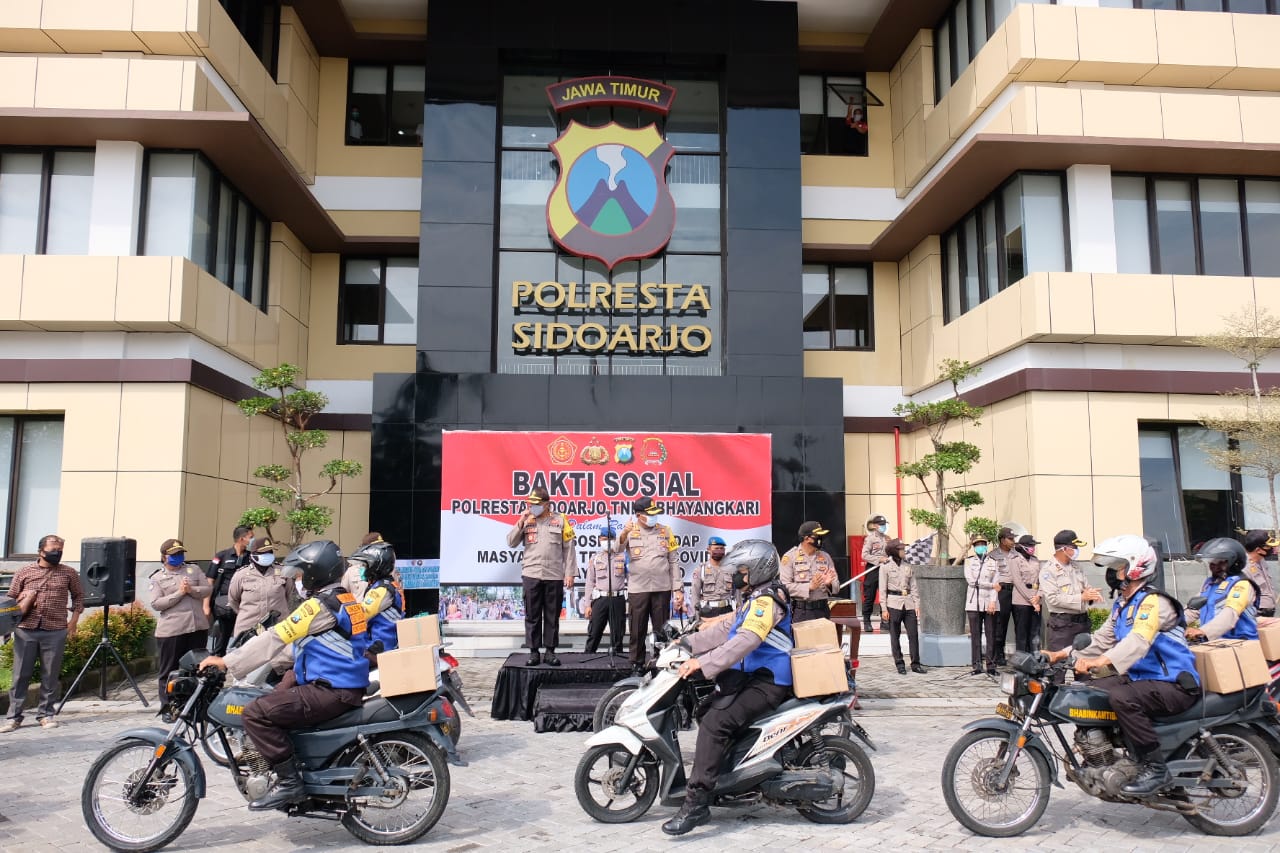 Gunakan R2, Bhabinkamtibmas-Babinsa Sidoarjo Sebar 1000 Paket Sembako Peduli Covid-19.