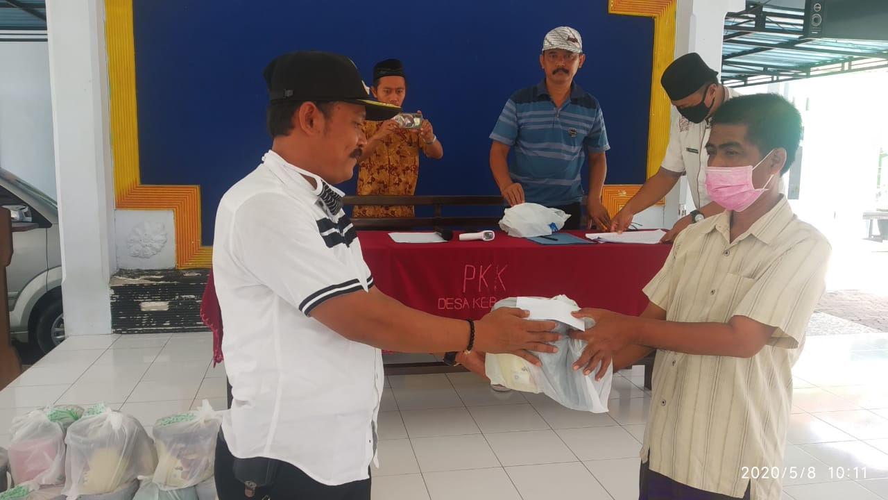 Kades Kebamam Bagikan Insentif, Pada 130 Ketua RT-RW .