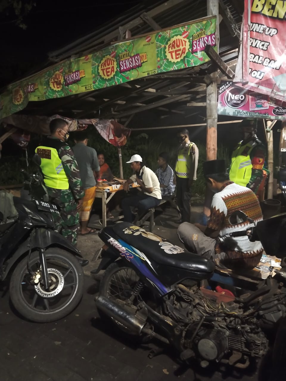 Babinsa Kraton Bersama 3 Pilar, Bubarkan Kerumunan Warga.