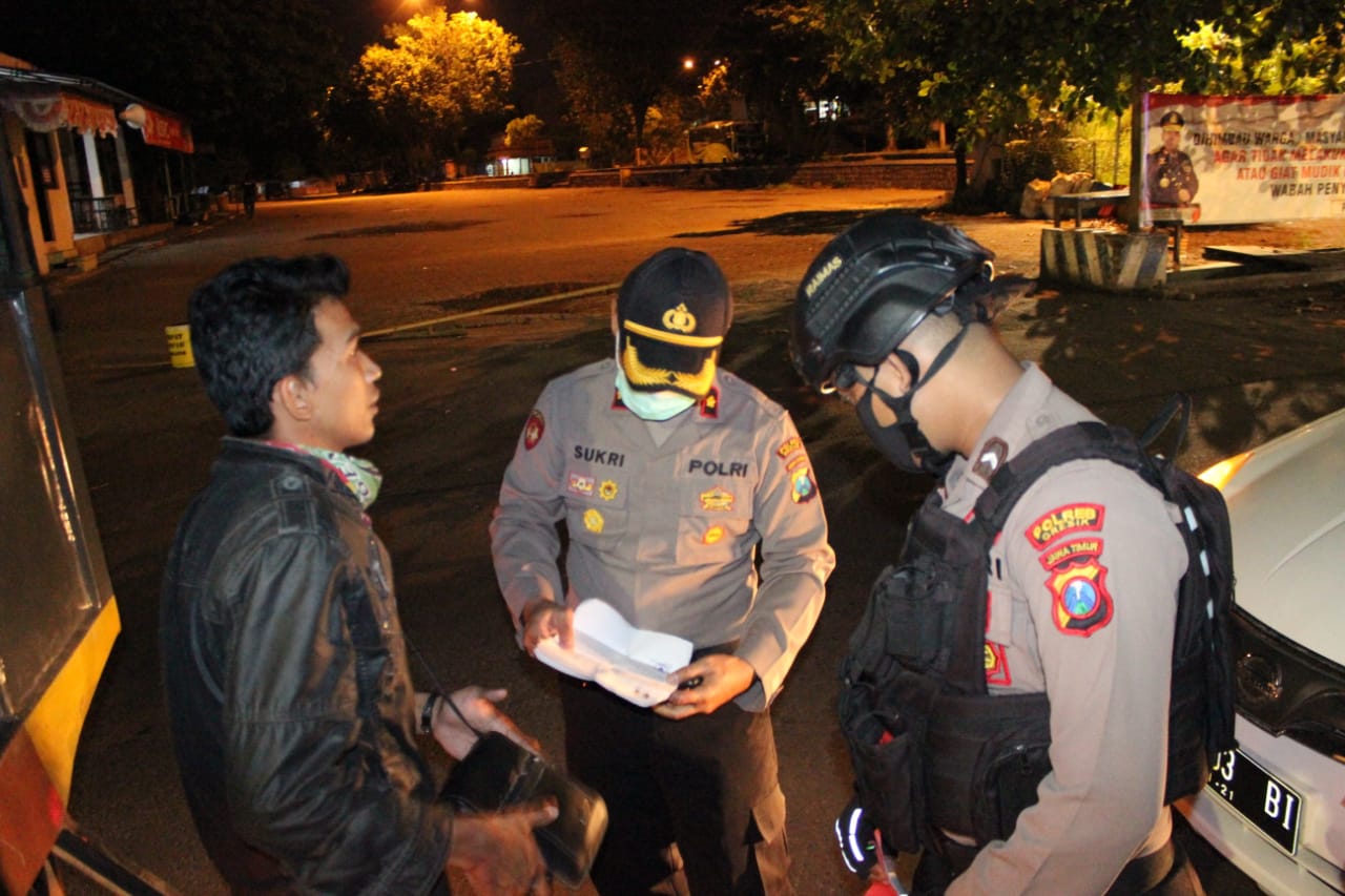Patroli Jam Malam, Polres Gresik Amankan 30 Orang Pelanggar PSBB.