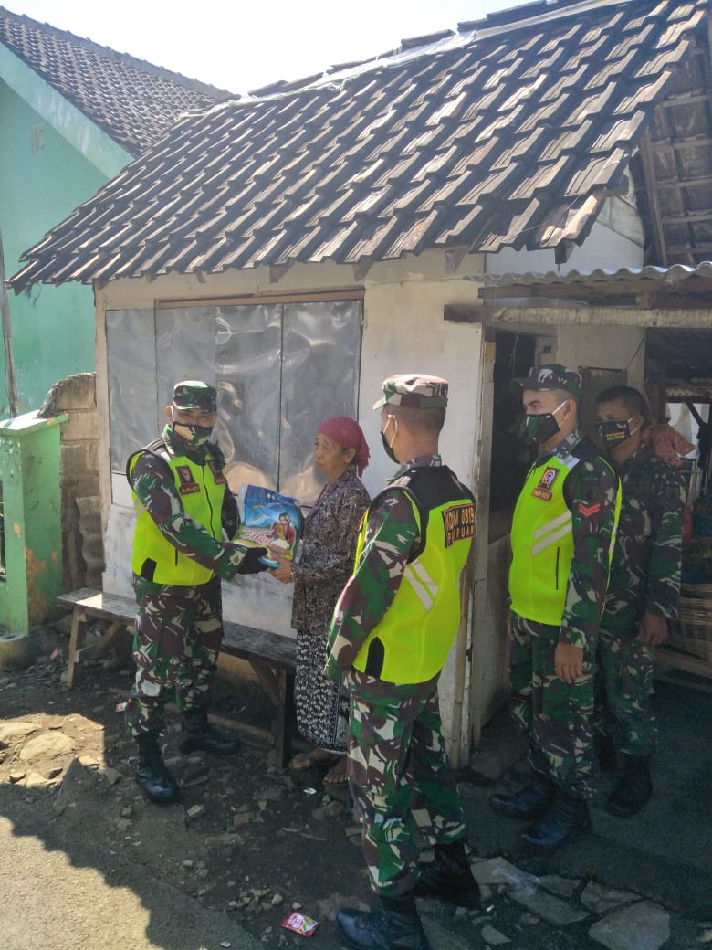 Warga Kurang Mampu, Terima Zakat Fitrah Dari Kodim 0819 Pasuruan.