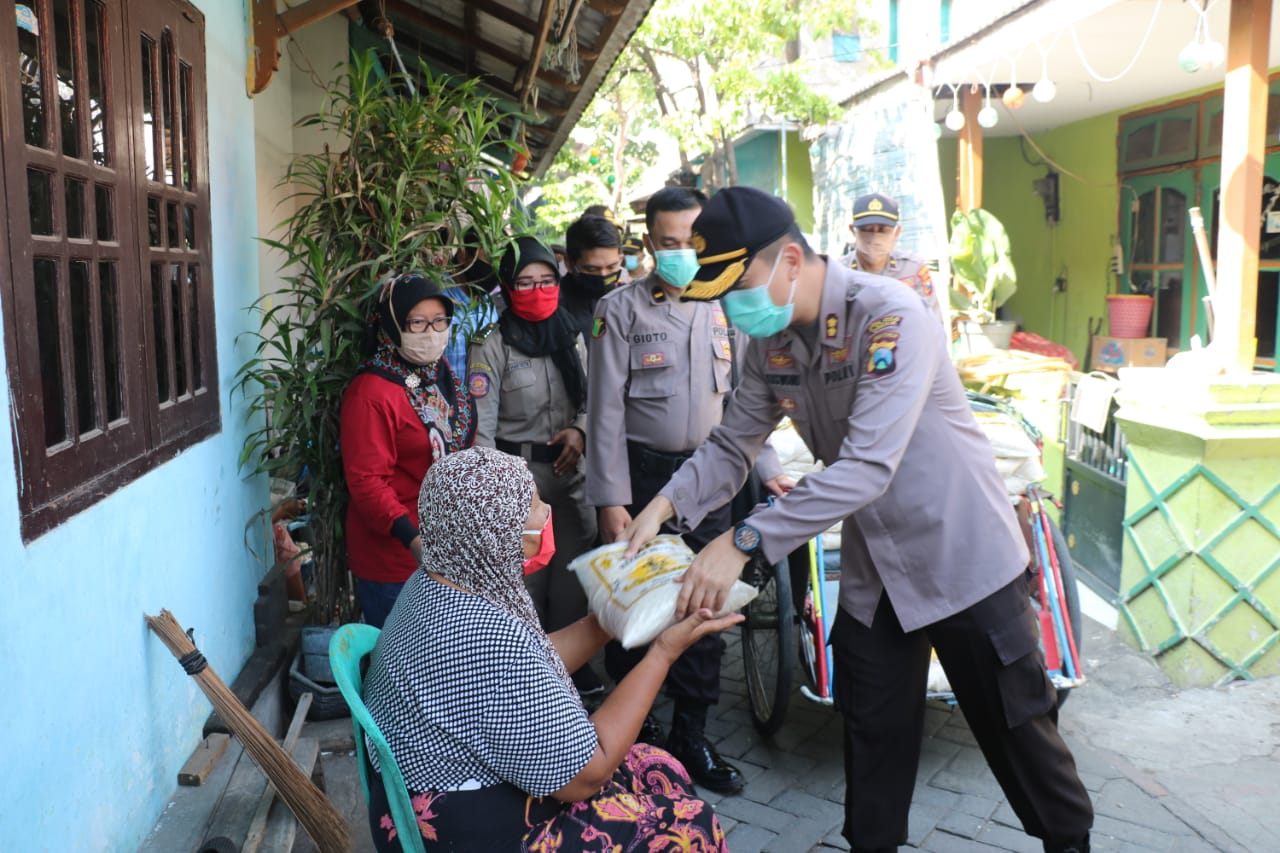 Kapolres Gresik Door to Door, Bagikan Sembako ke Warga Kurang Mampu.