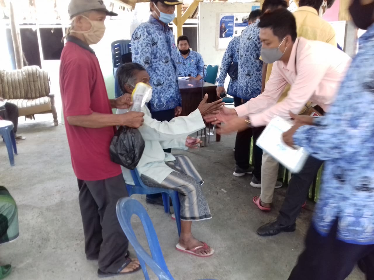 Penyerahan BLT-DD, Mulai Bergulir di Pemdes Dungus Cerme Gresik.