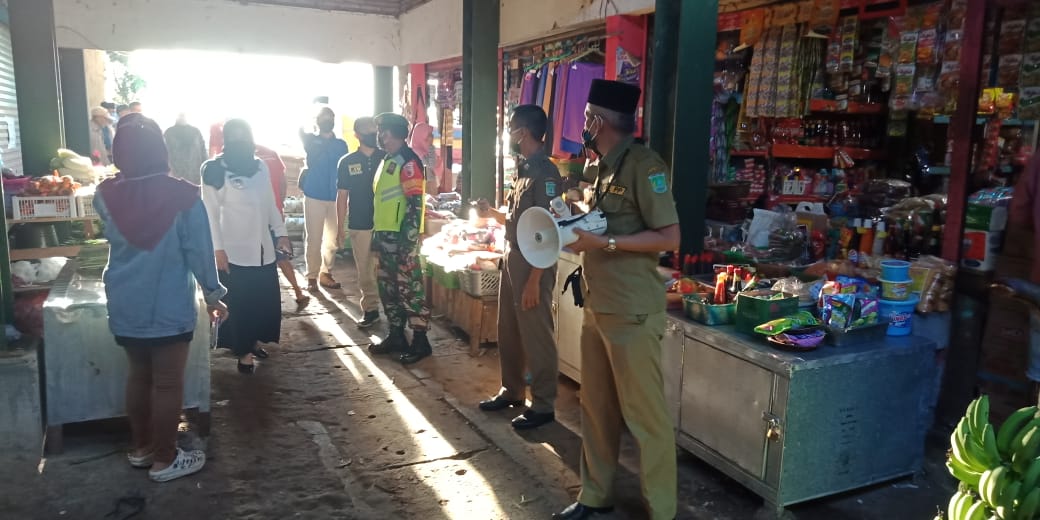 Danramil dan Camat Prigen, Himbau Warganya Pakai Masker.