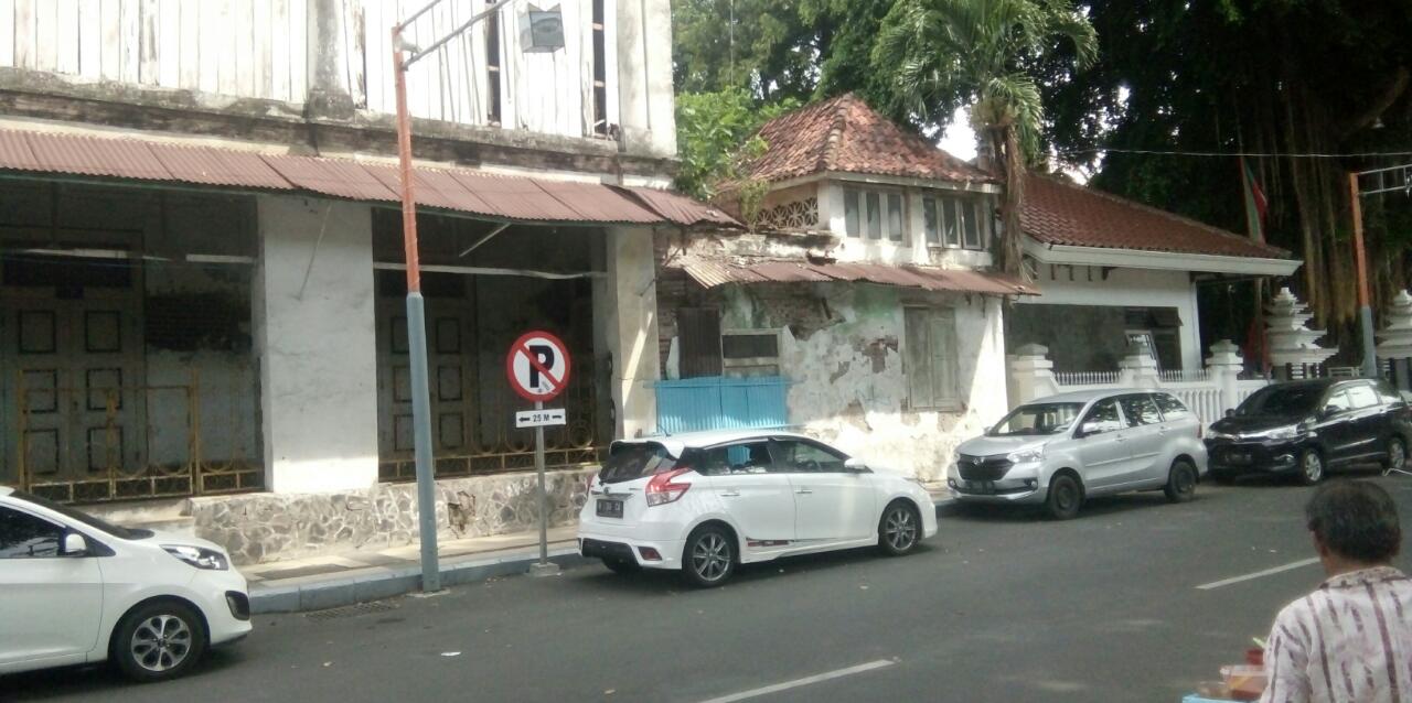 Tak Gubris Larangan Parkir di Alun-Alun Gresik, Dishub Kemana.