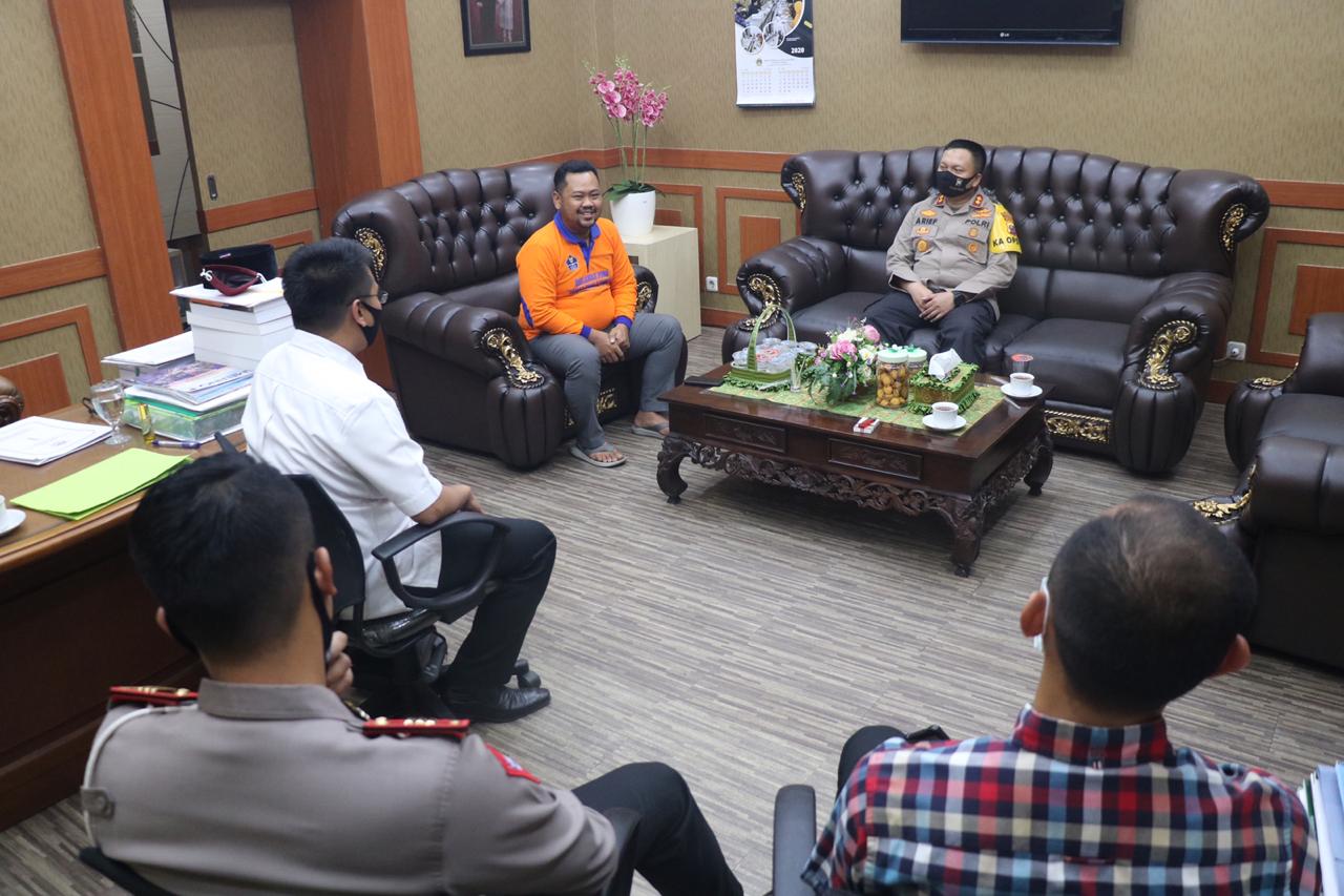 Kapolres Gresik Silahtuhrahmi ke Ketua DPRD.