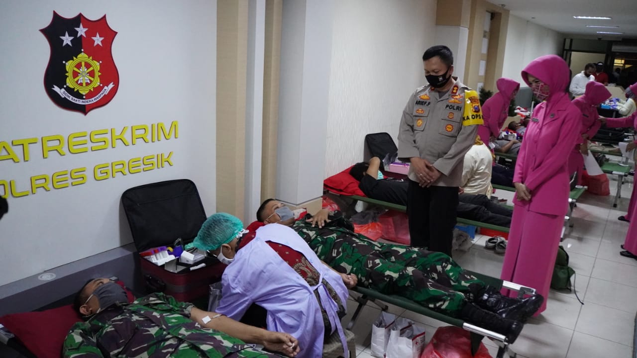 Peringati HUT Bhayangkara ke 74. Polres Gresik Gelar Baksos Donor Darah.