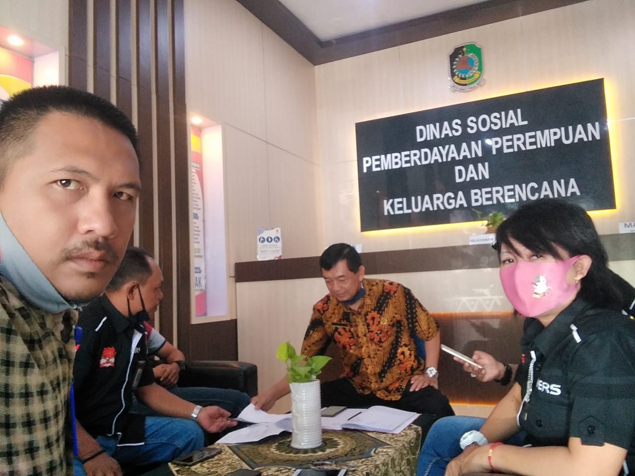 Dinsos Banyuwangi dan Lurah Karangrejo dan Ketua RT Saling Lempar Tanggung Jawab, Terkait Terhapusnya Data Penerima BLT Tahap II.