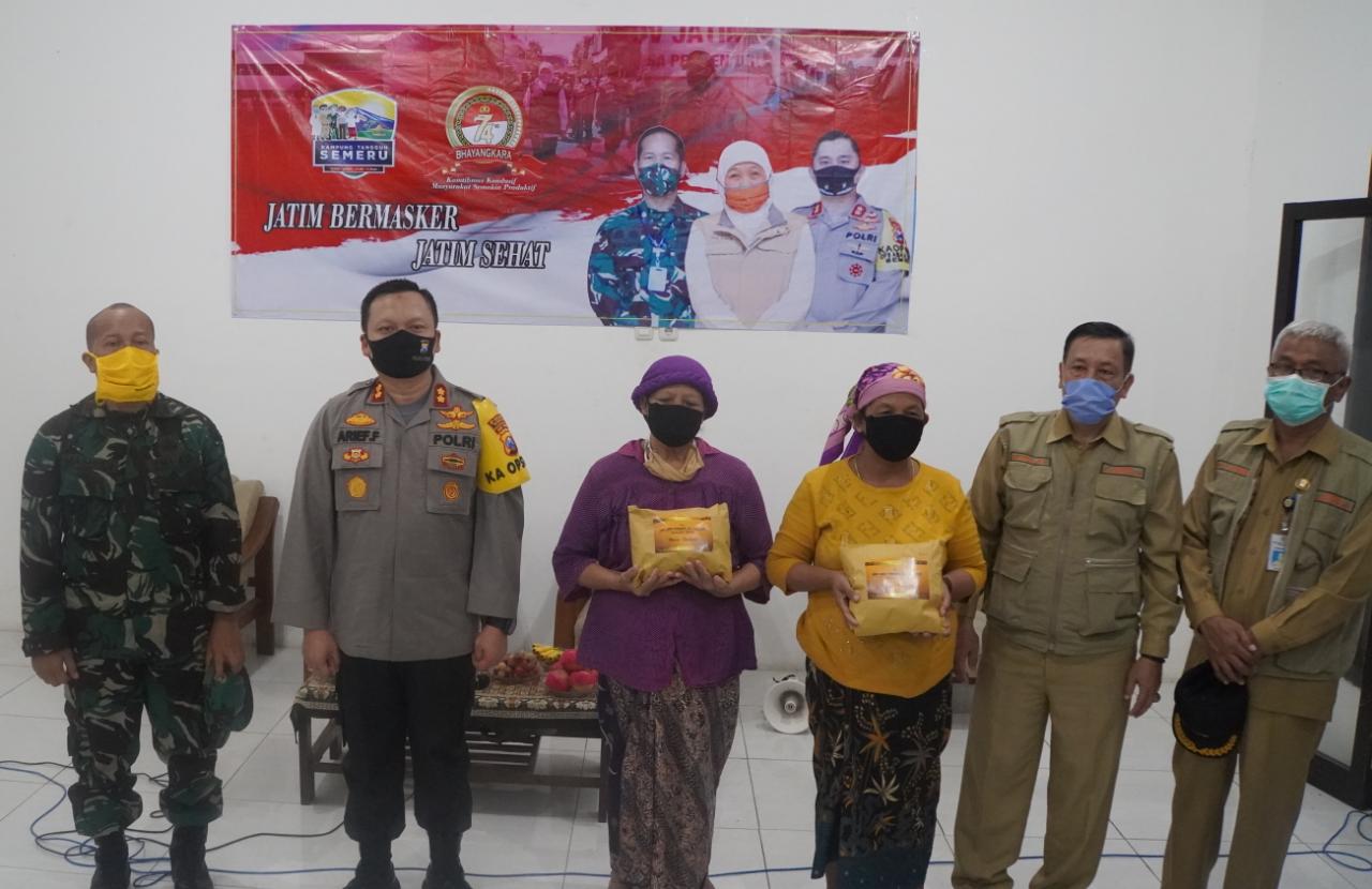 Semarakan Hut Bhayangkara ke 74, Polres Gresik Gelar Baksos di Pasar Baru.