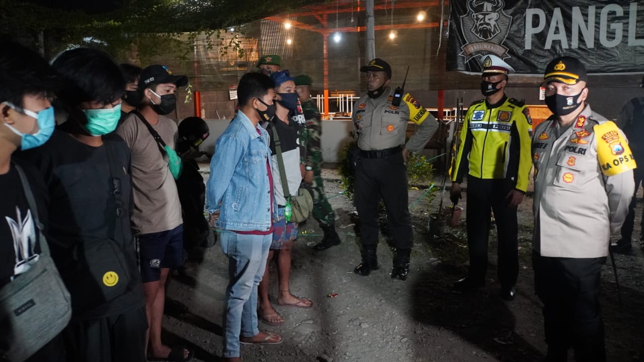 Polres Gresik Amankan 22 Orang, Saat Patroli Penegakan Protokol Kesehatan.