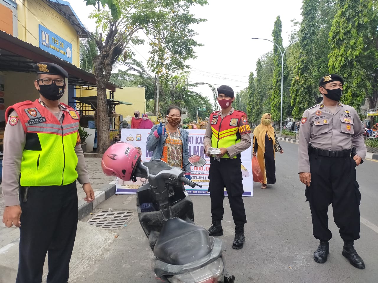 Sabhara Polres Gresik, Berbagi Masker Gratis di Jln. Gubernur Suryo.
