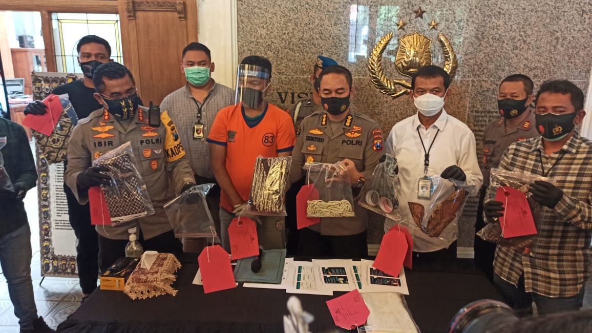 Tersangka Fethis Kain Jarik, Terancam 6 Tahun Penjara.