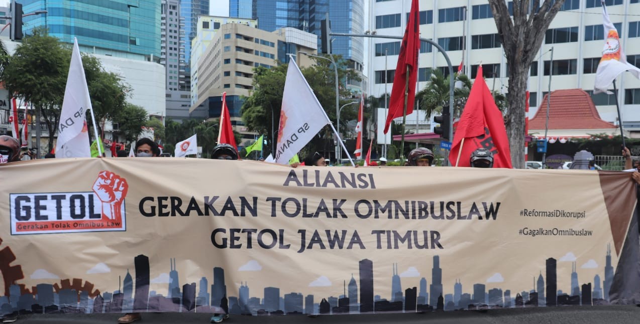 Ratusan Massa "Getol" Jatim, Demo di Grahadi.
