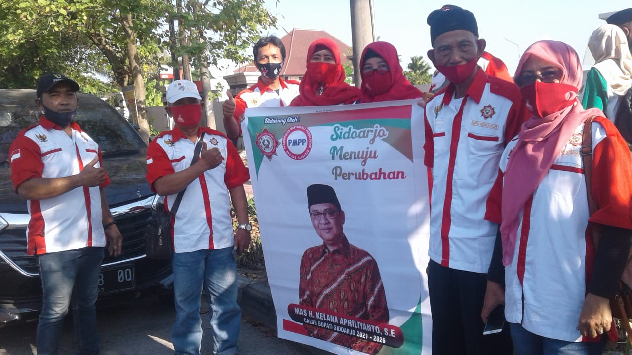 Massa Gkni Antar Paslon Kelana-Dwi Astutik, Daftar ke Kantor Kpu Sidoarjo.