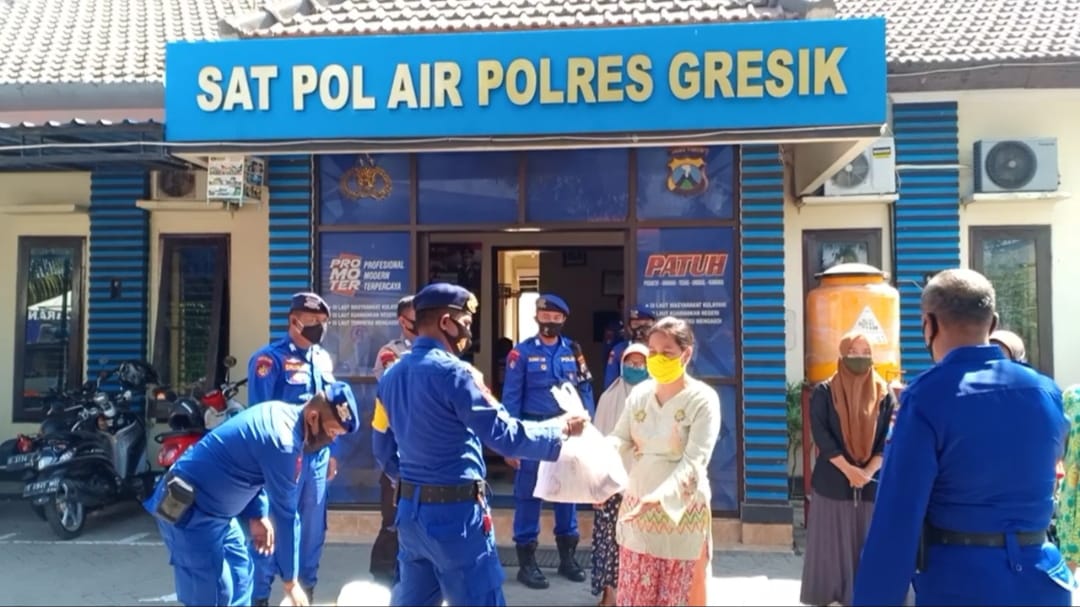 Satpolairud Gresik Bagikan Bantuan Sembako, Pada Warga Pesisir.