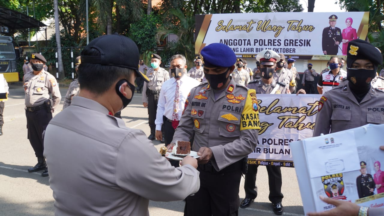 72 Anggota Ulang Tahun di Bulan Oktober, Dapat Ucapan dan Kado Dari Kapolres Gresik.