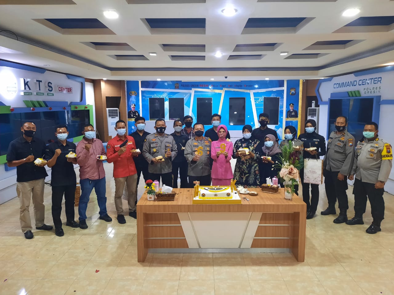 HUT Humas Polri ke 69, Kapolres Gresik Beri Surprise Anggota Humas.