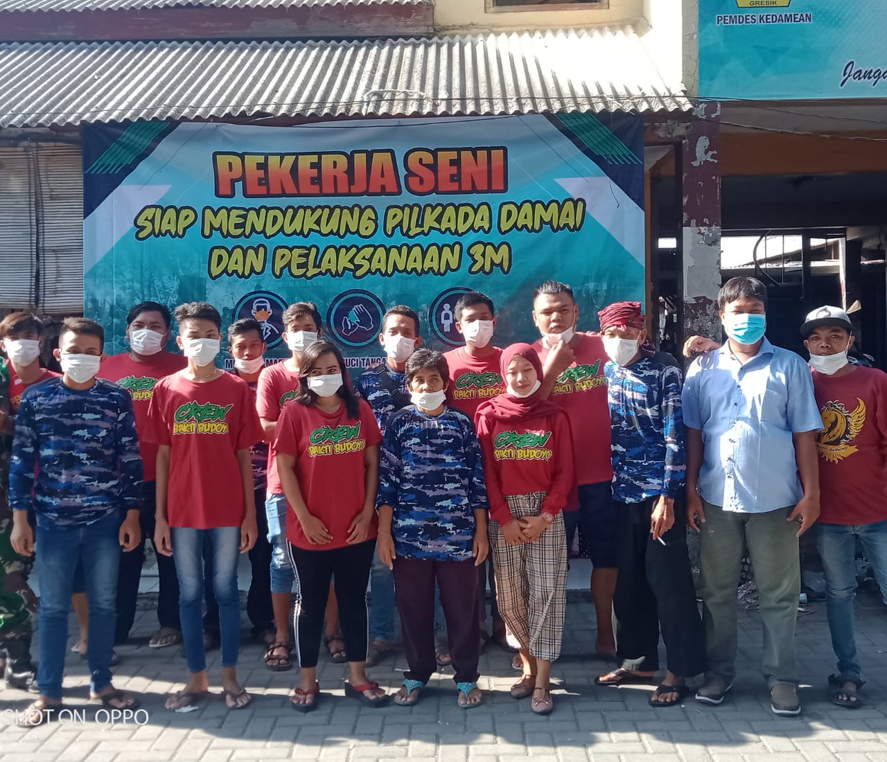 Pekerja Seni Bakti Budoyo, Turun Bagikan Masker dan Deklarasi Dukung Pilkada Damai.