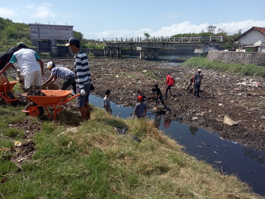 ARM Bersama Warga Lingkungan Ujung Kepatihan, Bersihkan Hilir Sungai Kalilo dan Muara Pantai Boom Marina. 