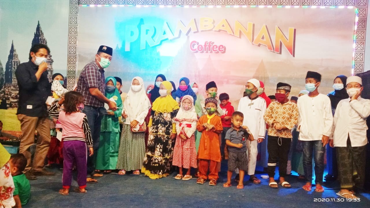 Santunan Anak Yatim Saat Anniversary Prambanan Coffe, Dihadiri Danramil dan Kapolsek Benjeng.