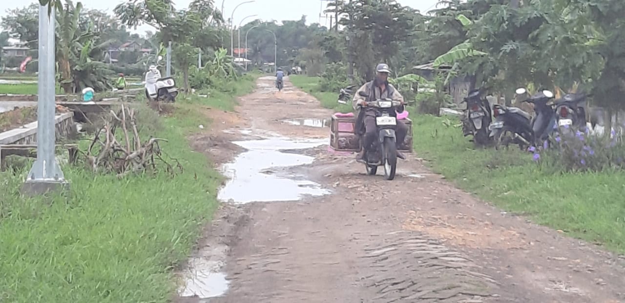 Sejak 2017, Pemdes Tenggor Lakukan Tambal Sulam Jalan Kabupaten Yang Rusak.