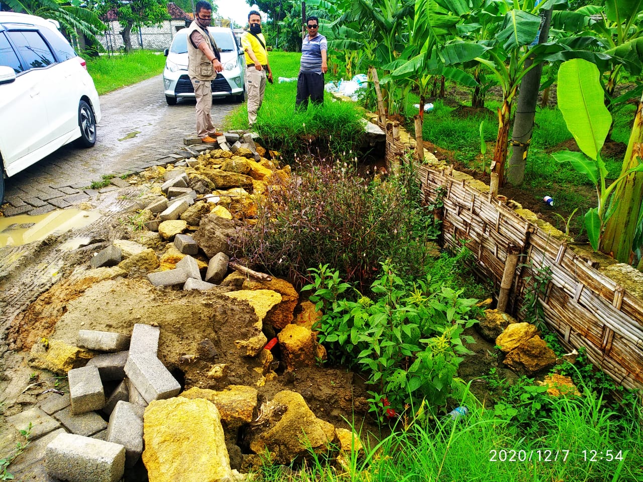 Akibat Tergerus Banjir, Jalan Kabupaten di Munggugianti Berlobang 10X4 Meter, PU PR Gresik Tutup Mata.