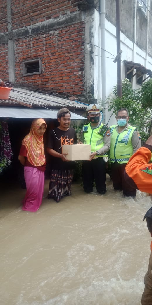 Satlantas Polres Gresik Gelar Baksos, Bagikan Sembako Pada Warga Benjeng Terdampak Banjir.